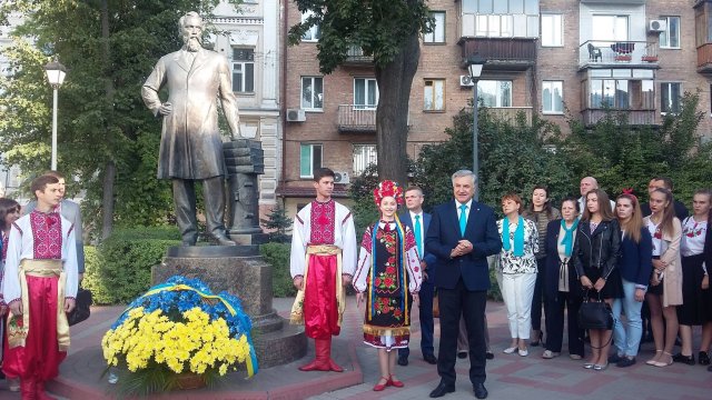 Церемонія покладання квітів до пам’ятника Борису Грінченку